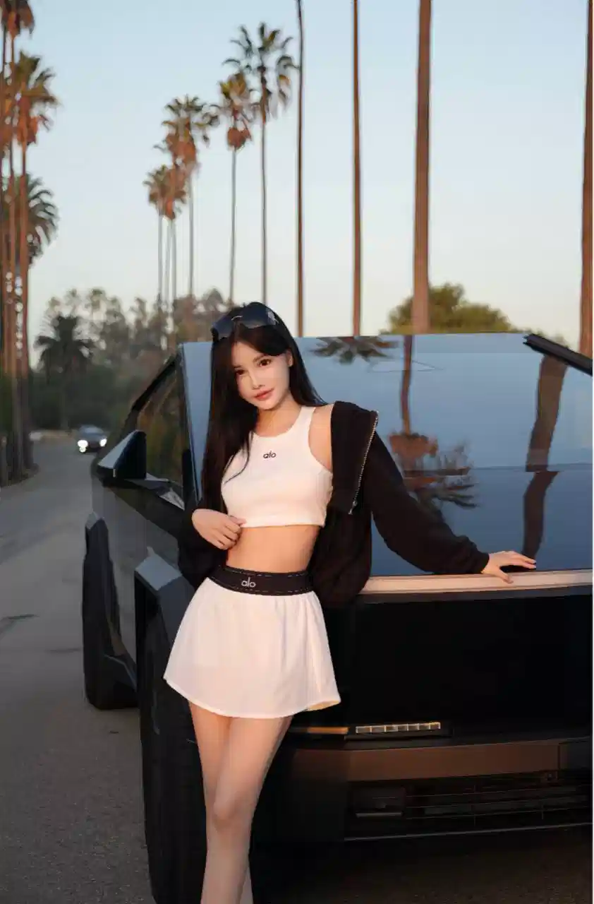 美国UCR女网红【Chanel】竟是河南小婊砸【龙湘】,妥妥是一个外表清纯实则下贱的反差婊呐!